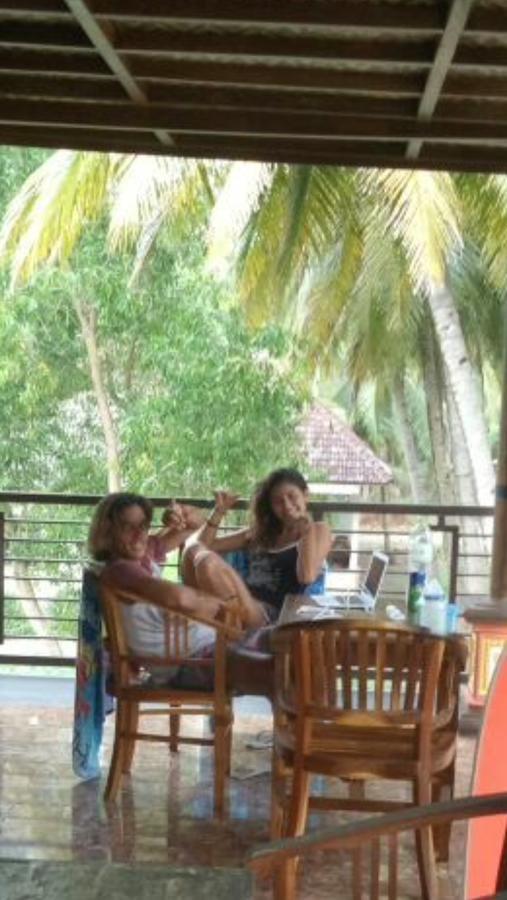 Arrys Watukarung Surfcamp Hotel Kalak Kültér fotó