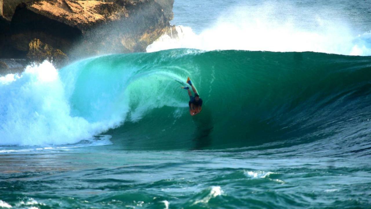 Arrys Watukarung Surfcamp Hotel Kalak Kültér fotó