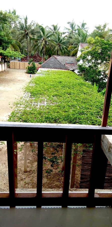 Arrys Watukarung Surfcamp Hotel Kalak Kültér fotó