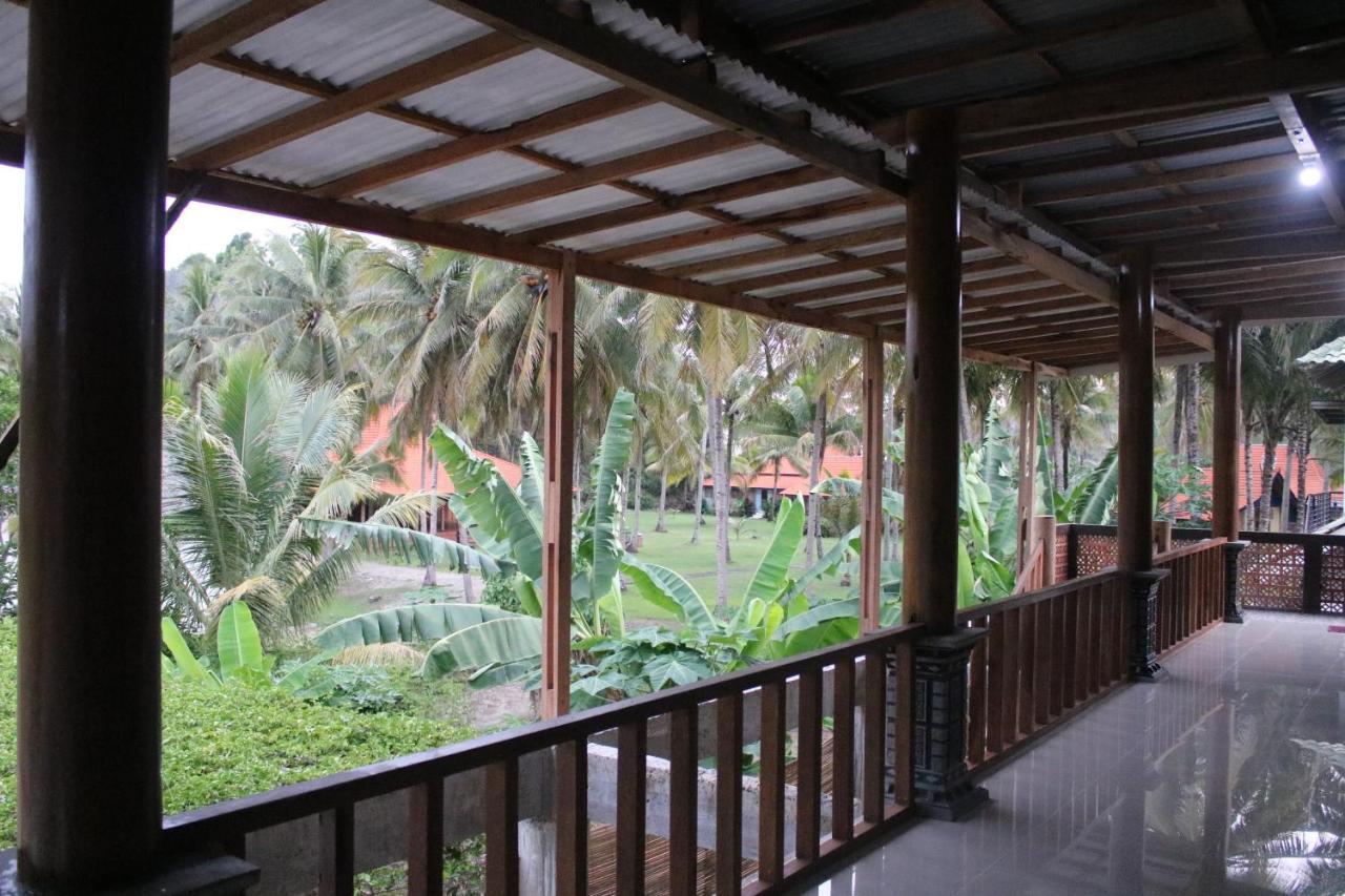 Arrys Watukarung Surfcamp Hotel Kalak Kültér fotó