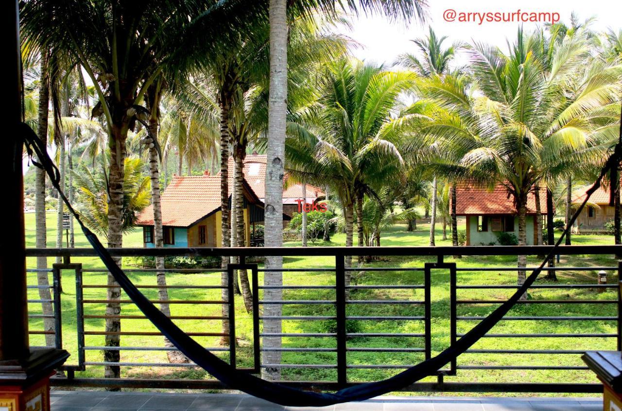 Arrys Watukarung Surfcamp Hotel Kalak Kültér fotó